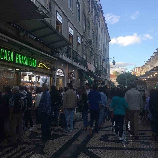 Movimento de turistas na Rua Augusta (Baixa) no final da tarde, outubro de 2017