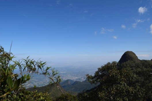 A baixada fluminense e a Serra do Mar, a partir de uma cumeada do Caxambu
