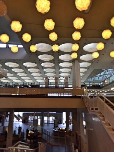 Biblioteca de Berlim, interior, arquiteto Hans Scharoun. Escada de transição entre o controle de acesso e a sala de pesquisa