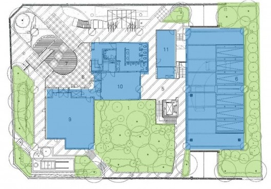 Next 21, planta primeiro pavimento, Osaka. Espaços multiuso (azul), escritório/centro de informação (9), salas de conferências (10 e 11), jardins (verde)