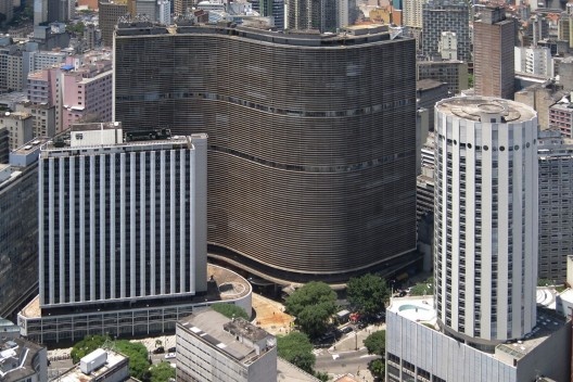 Projetos aos quais Carlos Lemos participou: Copan, de seu período no escritório de Niemeyer, e o edifício da Agência Central do Bradesco.