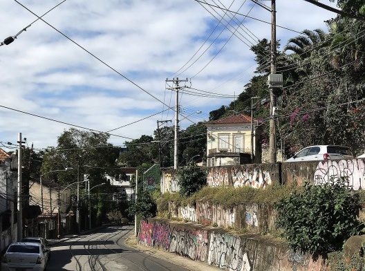 À esquerda a rua Almirante Alexandrino. A direita, em cota mais alta, a rua do Aqueduto, pouco antes da esquina com a subida da parte alta da rua Aprazível
