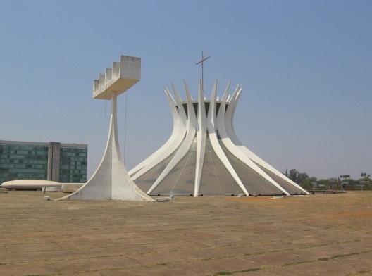 Catedral de Brasília, pintura branca, Brasília DF Brasil. Arquiteto Oscar Niemeyer