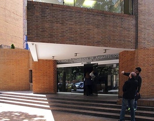 Torres Del Parque, acesso ao edifício de apartamentos. Arquiteto Rogelio Salmona