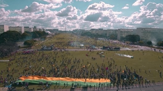 Cena do documentário “Democracia em vertigem”, direção de Petra Costa
