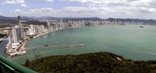 Praia Central e Molhe da Barra Sul vistos de um dos mirantes Unipraias