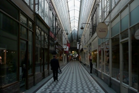 Passagens parisienses, imortalizadas por Baudelaire e Walter Benjamin
