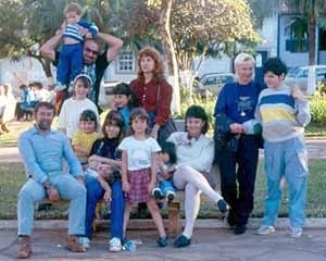 Éolo Maia na praça central de Mariana, com amigos e família