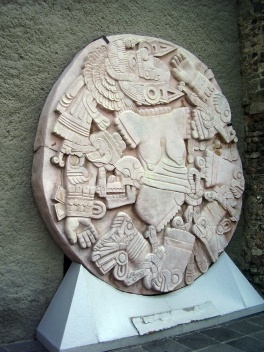 Pedra circular entalhada representando a deusa Coyolxauhqui no interior do Palácio Nacional