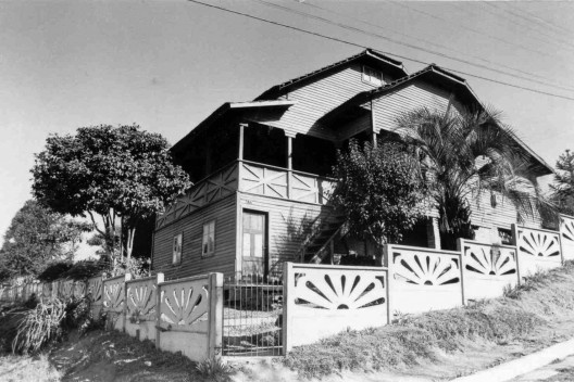 Casa na Rua da Estação, localidade de Marcílio Dias – Canoinhas SC. Três pavimentos; sistema “balão” com tábuas horizontais