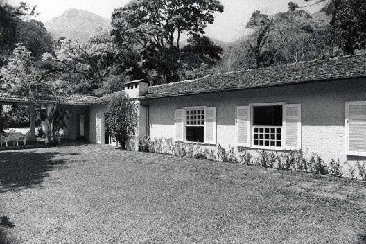 Residência José Barretto Filho, casa vista do jardim com varanda-galeria à esquerda Samambaia, Petrópolis RJ, 1947. Arquiteto Carlos Leão