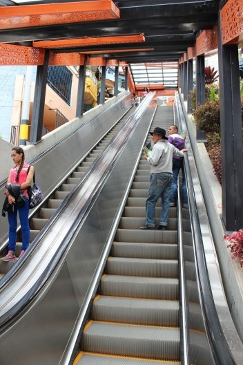 Escadas rolantes, intervenção urbana e arte social na Comunidad 13, San Javier