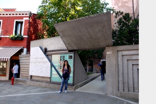 Alessandra Natali Queiroz junto ao portão desenhado por Carlo Scarpa, IUAV, Veneza