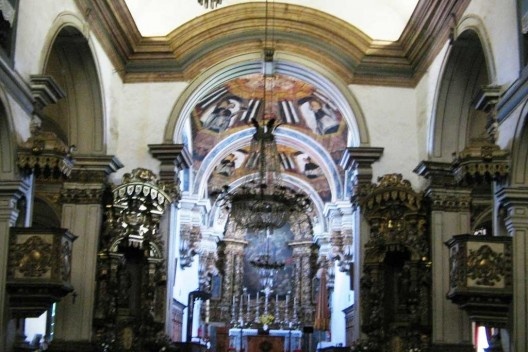 A nave central da Sé de Mariana