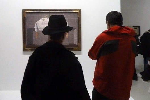 A moça de preto começa a andar em sua direção e o arquiteto, que se postara ao seu lado a uma distância segura, se surpreende com a semelhança entre ela e a ruiva da pintura.