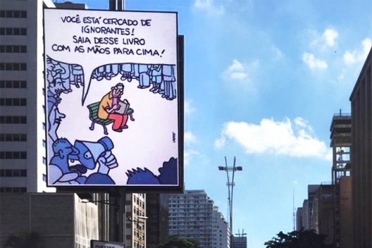 Cartaz com cartum da Laerte / Manifestação pró-governo na Avenida Paulista