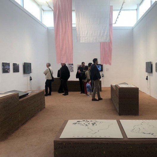 Galeria 2, com “panos da costa” pendurados no teto