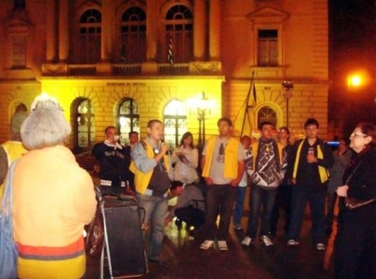 Falando ao grupo da Caminhada Noturna sobre o Pateo do Collegio, 15 set. 2011