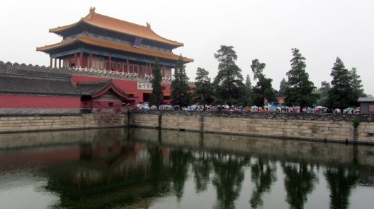 Saída da Cidade Proibida pelo portão Norte, onde pode-se ver o fosso que a circunda