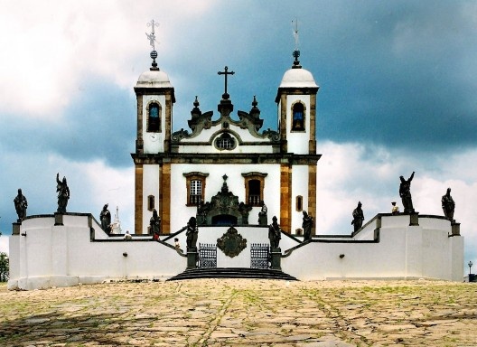 Santuário do Bom Jesus de Matosinhos, com doze profetas esculpidos por Aleijadinho dispostos no adro da igreja