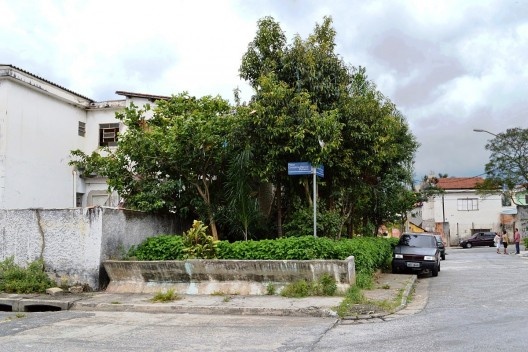 Córrego oculto, o guarda corpo da antiga ponte faz as vezes de floreira