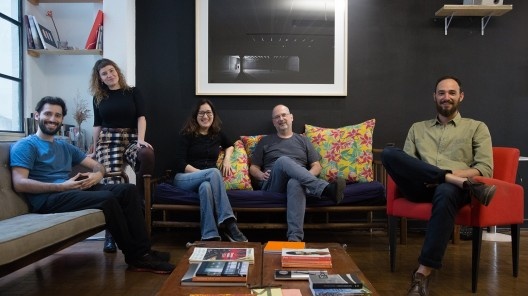 Caio Guerra, Helena Guerra, Silvana Romano, Abilio Guerra e Giovanni Pirelli (coletivo Marieta)