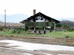 Aspecto dos atuais ramais ferroviários e armazéns do porto de Santos, próximos ao bairro do Macuco e que darão lugar a futura avenida perimetral. Ligação rodoferroviária, do Centro Histórico à Ponta da Praia, surge como ameaça a qualidade de vida de bairr