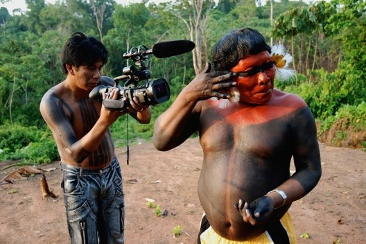 A ficção que cristaliza, o documentário que problematiza
