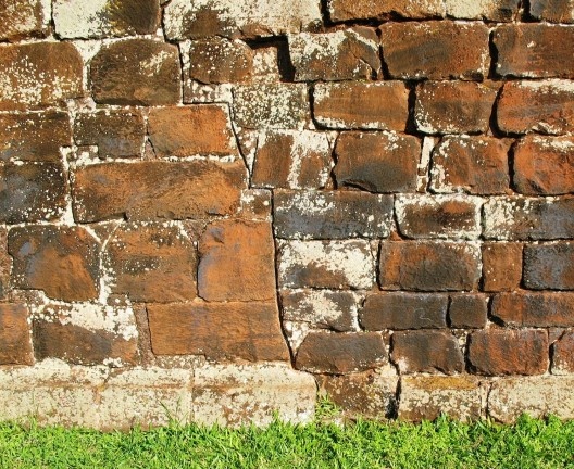 Igreja de São Miguel Arcanjo, lado leste. Detalhe do encontro das duas primeiras etapas da construção