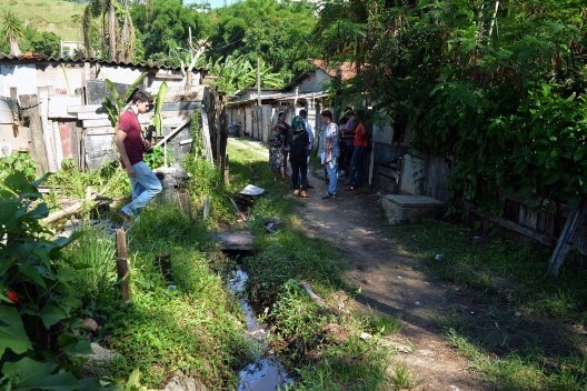 Urbanização do Banhado, valas existentes para o transporte de esgoto marcam a paisagem da comunidade, São José dos Campos SP, 2019. Coordenadores Jeferson Tavares e Marcel Fantin / PExURB IAU USP