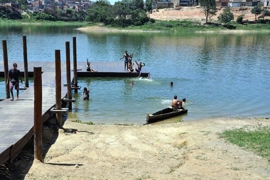 Jornada Cantinho do Céu – meninos curtindo a água da Represa Billings, 24 de março de 2012