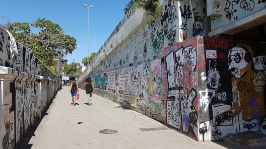 O espaço adjacente ao Viaduto de Realengo durante o dia em 2018