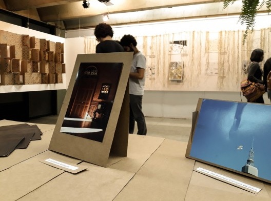 Exposição Pé na Estrada Belém. Visitantes contemplando as obras na Galeria Cristina Jucá