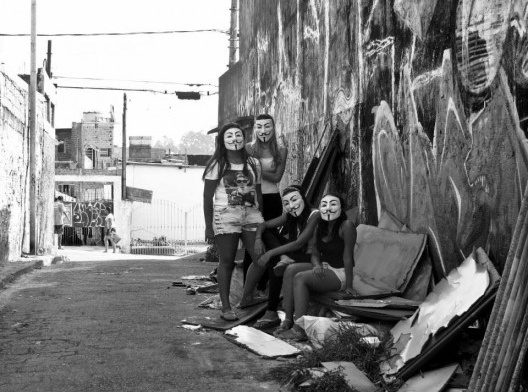 Cena das filmagens de Afeganistamos, direção e roteiro do Grupo Em Crise e Irmãos Guerra