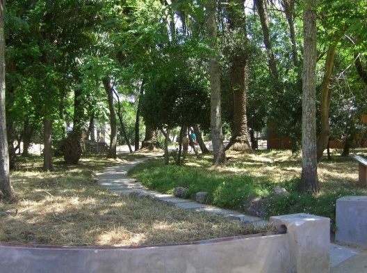 Os canais de irrigação são aparentes e \"dividem\" os espaços internos. Aqui ainda se vê a vegetação rasteira posteriormente substituída pela grama. No verão, essa estrutura com os ramos secos e amarelados visualmente não é muito aprazível