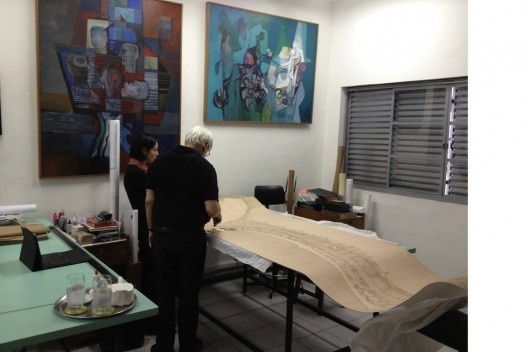 Carlos Eduardo Comas e Isabela Ono diante do projeto para o Parque do Flamengo no acervo de Roberto Burle Marx, Rio de Janeiro, 2014