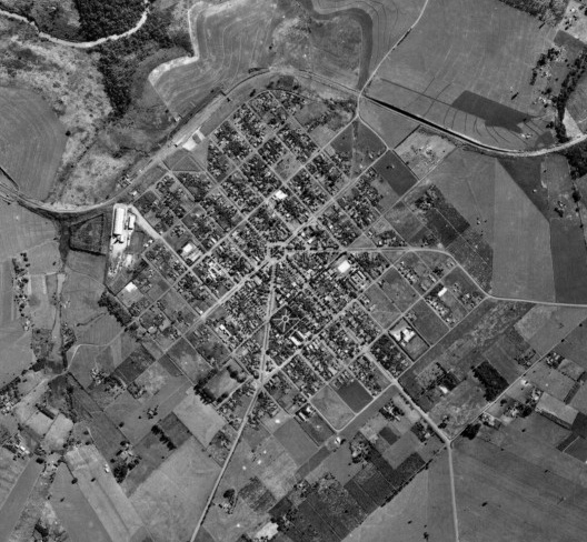 Aerofoto de Jussara, 1951. Composição regular e simétrica. Projeto do escritório Técnico da Companhia Melhoramentos Norte do Paraná, dirigido pelo engenheiro civil Gastão de Mesquita Filho (Politécnica de São Paulo)