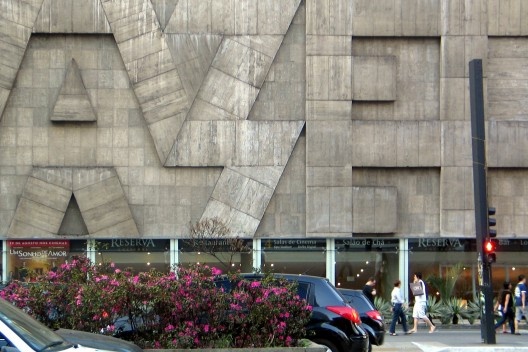 Edifício Gazeta na Avenida Paulista, com painel em concreto na fachada