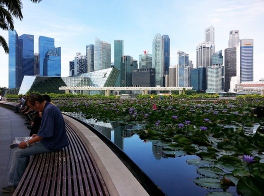 Orla da Marina Bay, sob o ArtScience Museum. Cingapura