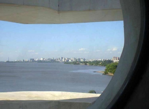 Orla do Guaiba, em Porto Alegre, vista da Fundação Iberê Camargo