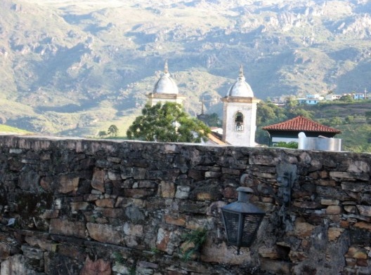 Ouro Preto, muro da Igreja de São Francisco de Assis e cidade ao fundo