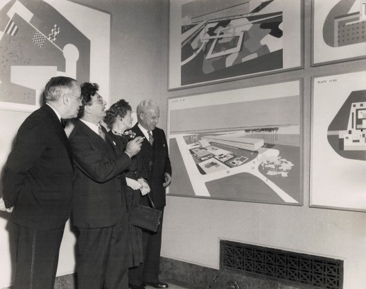 Inauguração da mostra Landscape Architecture in Brazil: Roberto Burle Marx, Washington, 18/5/1954. Fernando Lobo (delegado brasileiro na OEA), Burle Marx e o casal Mildred e Robert Woods Bliss (presidente honorário da American Federation of Arts) observan