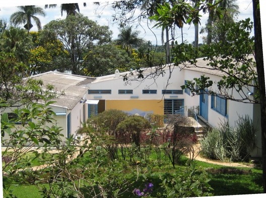 Implantação da casa (vista posterior) no terreno em declive: a eficiente e econômica adequação a topografia original