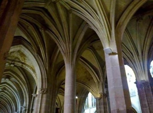 Aspecto da estrutura (arco e pilar) a conduzir as energias que incidem no edifício gótico