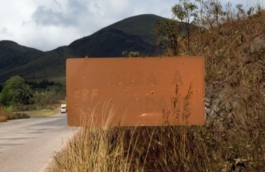 Cao Guimarães e Carolina Cordeiro, Campo cego # 08, 2008. fotografia digital colorida, 89 x 133,5 cm