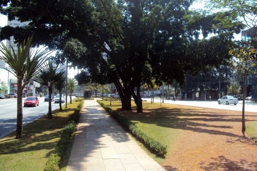 Oficina de desenho urbano MCB, ilha central da avenida Faria Lima: espaço qualificado, mas não utilizado, São Paulo, 2011