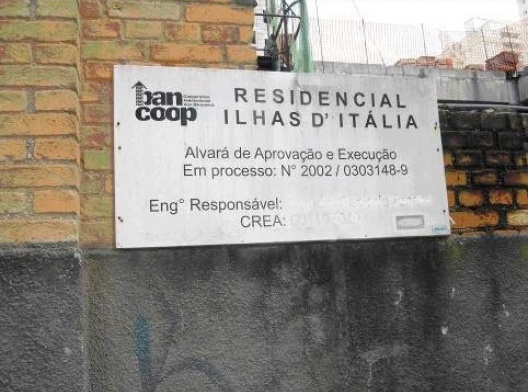 Há quase uma década pretendeu-se erguer dois edifícios residenciais. A opção é manter esse prédio inacabado e construir novos. Foto de jan. 2011