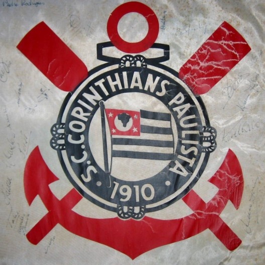 Bandeira do Corinthians autografada pelos jogadores do time