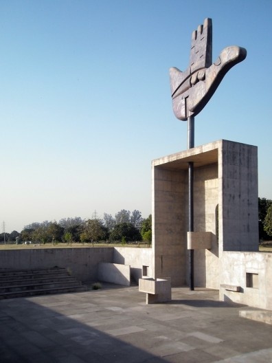 A escultura da “Mão aberta”, de Le Corbusier