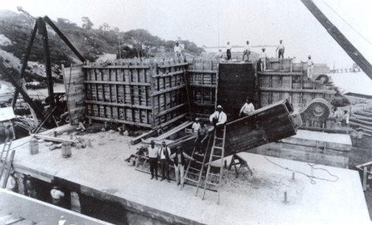 Ancoragem das barras de olhal no bloco continental